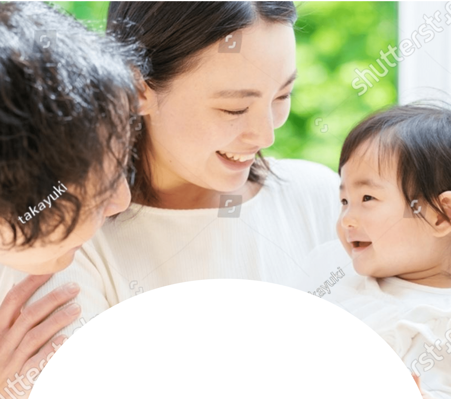 幸せな様子の家族